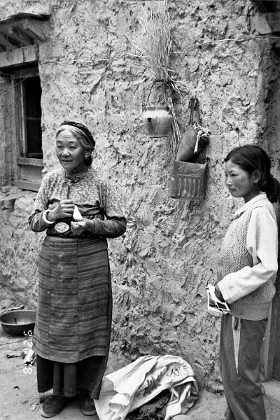 B&W-Woman & granddaughter greet us.jpg
